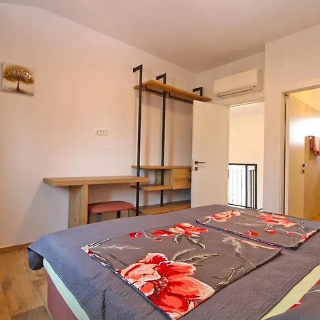 Rose 2352 Holiday home Pula